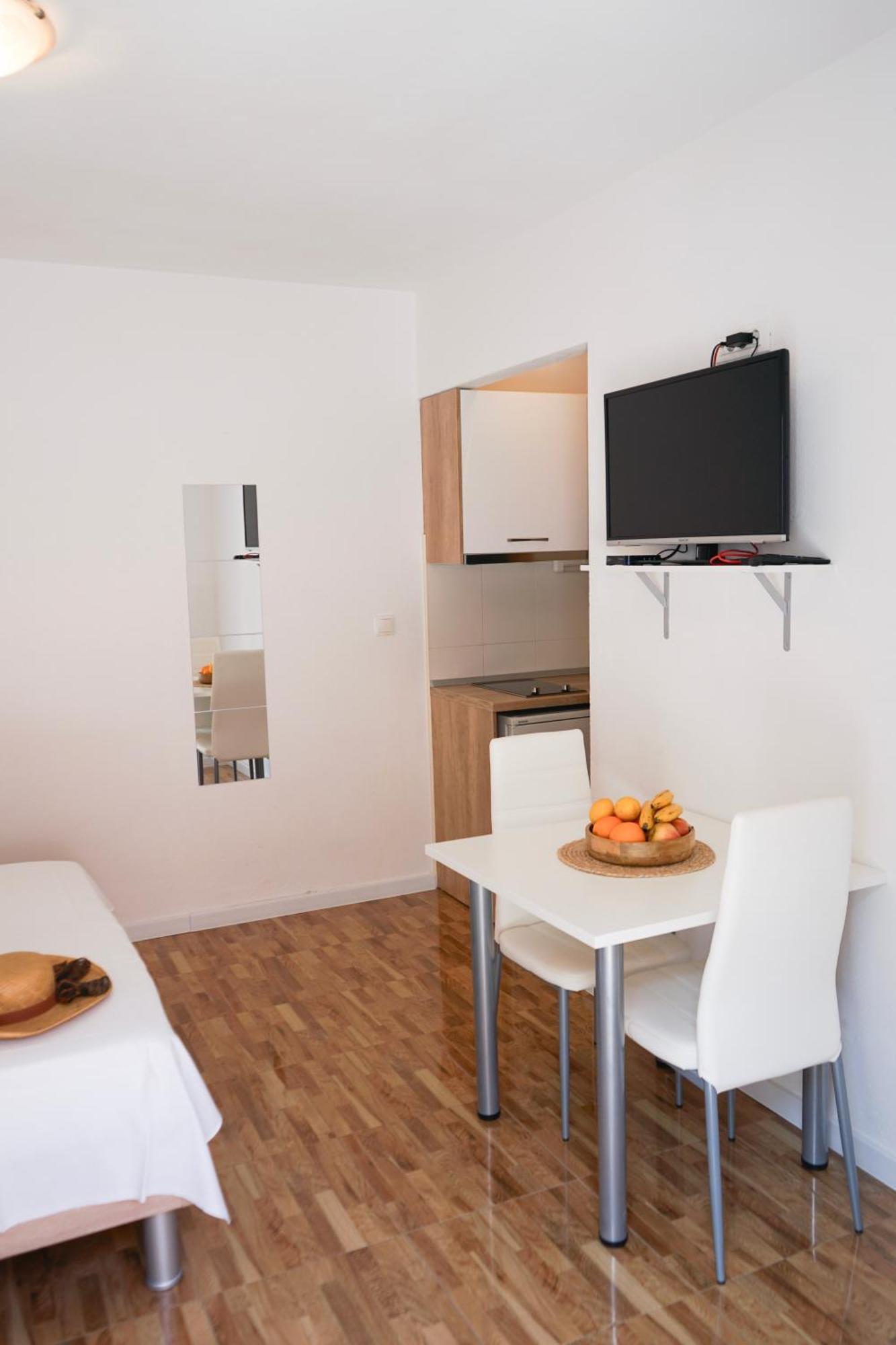 Apartments Rose Макарска Экстерьер фото